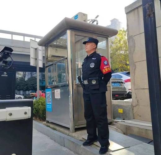 西安中保 公司领导走在前 下到基层当保安 —— 鸿震保安的换位实践