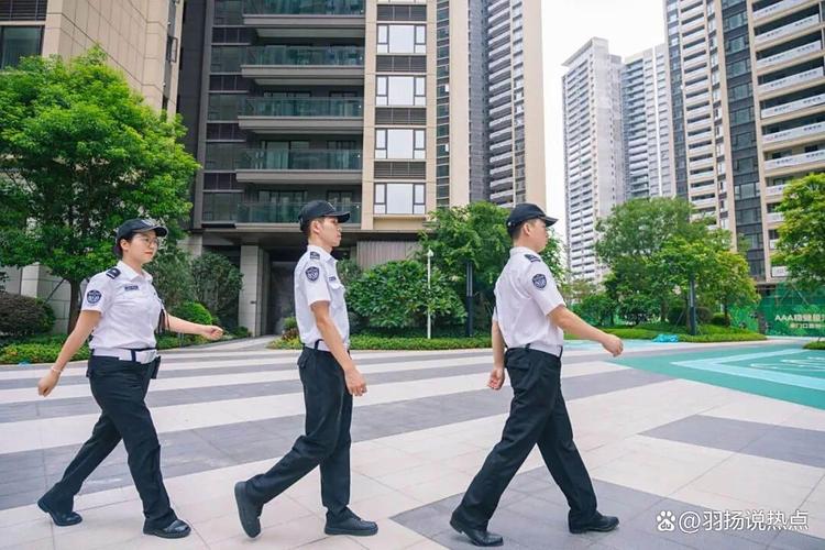 守卫还是搬运工？博士蹲点一年，揭开小区保安的真实生态